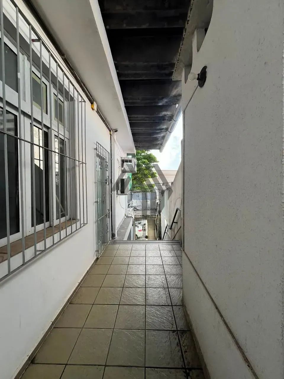 2568-Sala para alugar com aproximadamente 50 m²,boa iluminação e ventilação, banheiro, pis - Foto 4