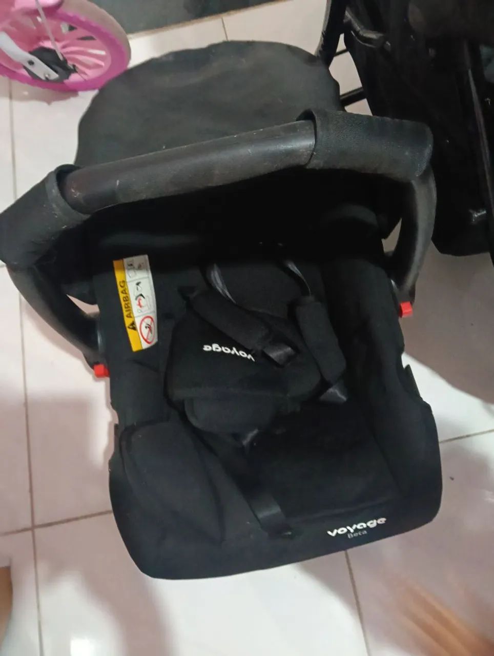 Carrinho de bebê  com bebê conforto 