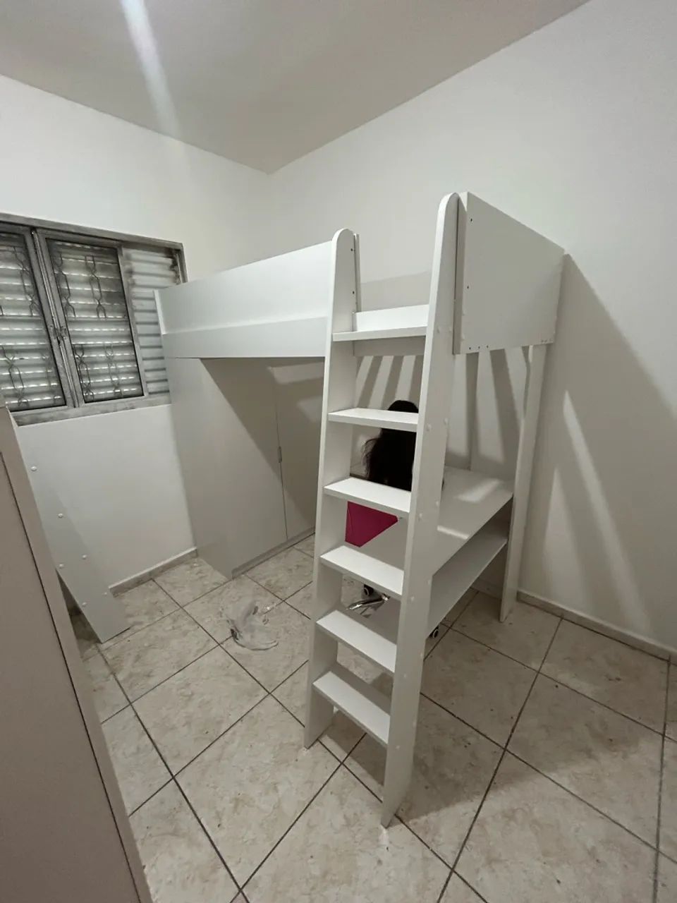 Cama suspensa com guarda-roupa e escrivaninha
