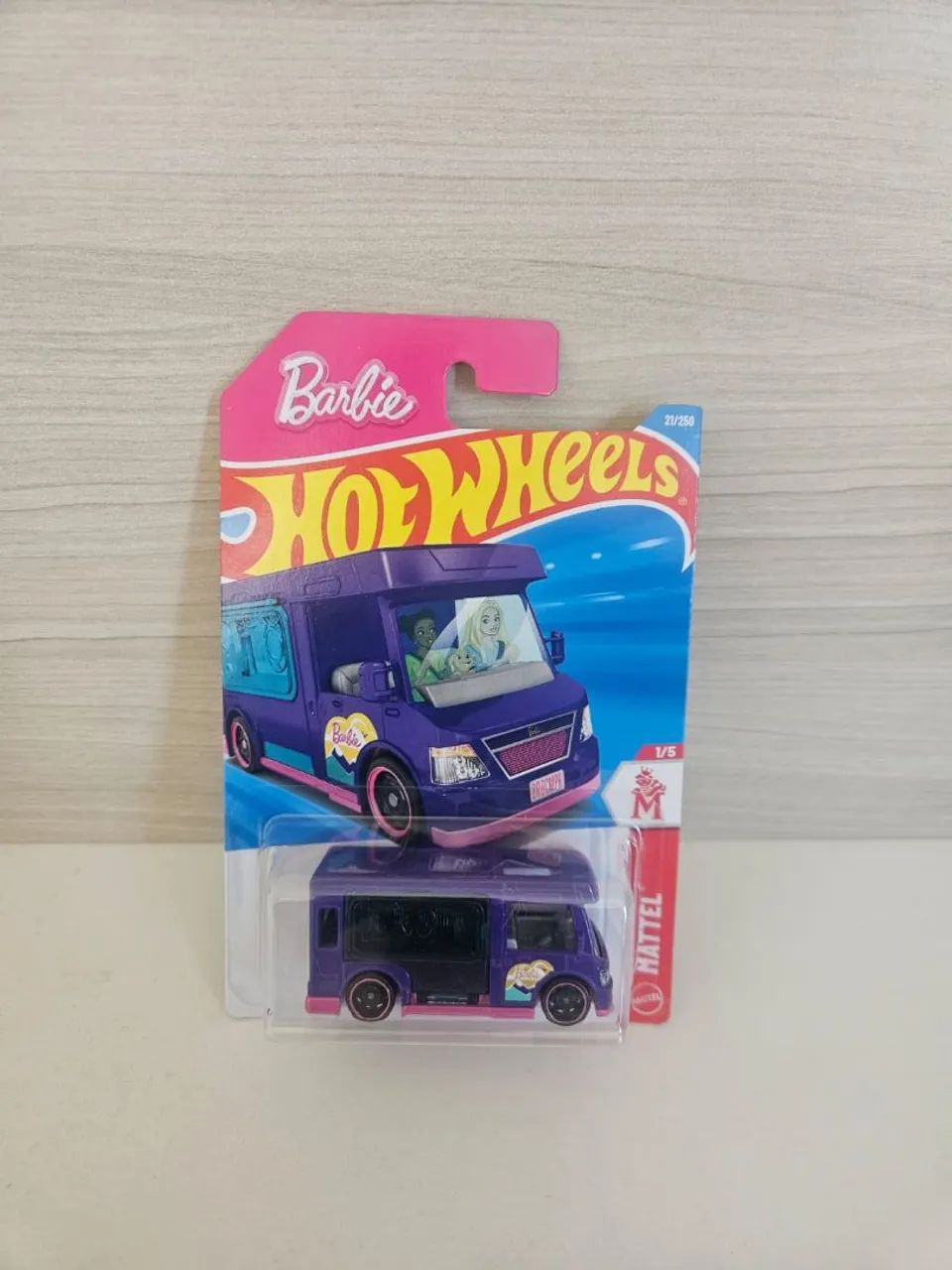 Hot Wheels temático - Ônibus da Barbie