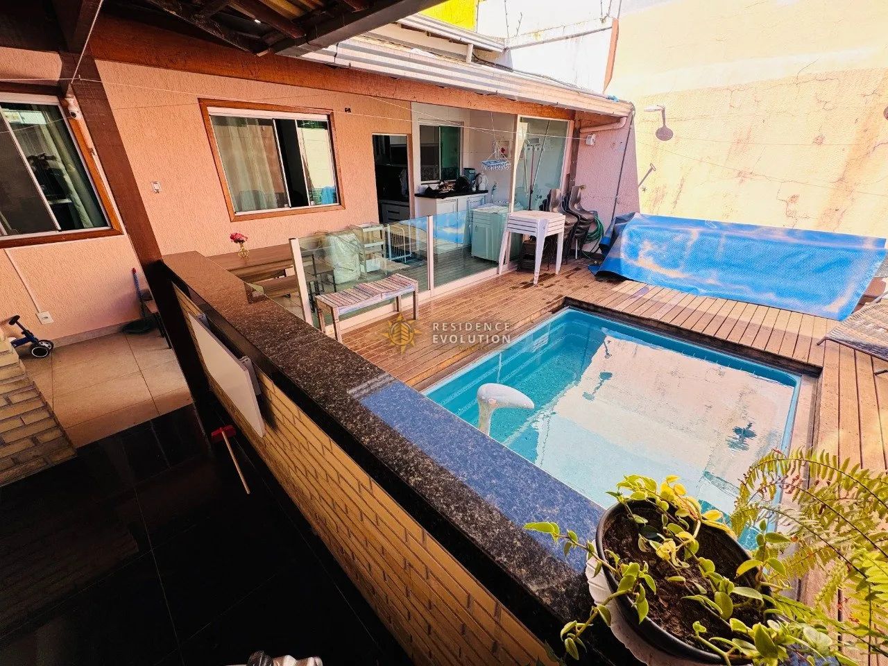 Excelente Casa Linear com 3 Quartos e Piscina no Bairro Heliópolis