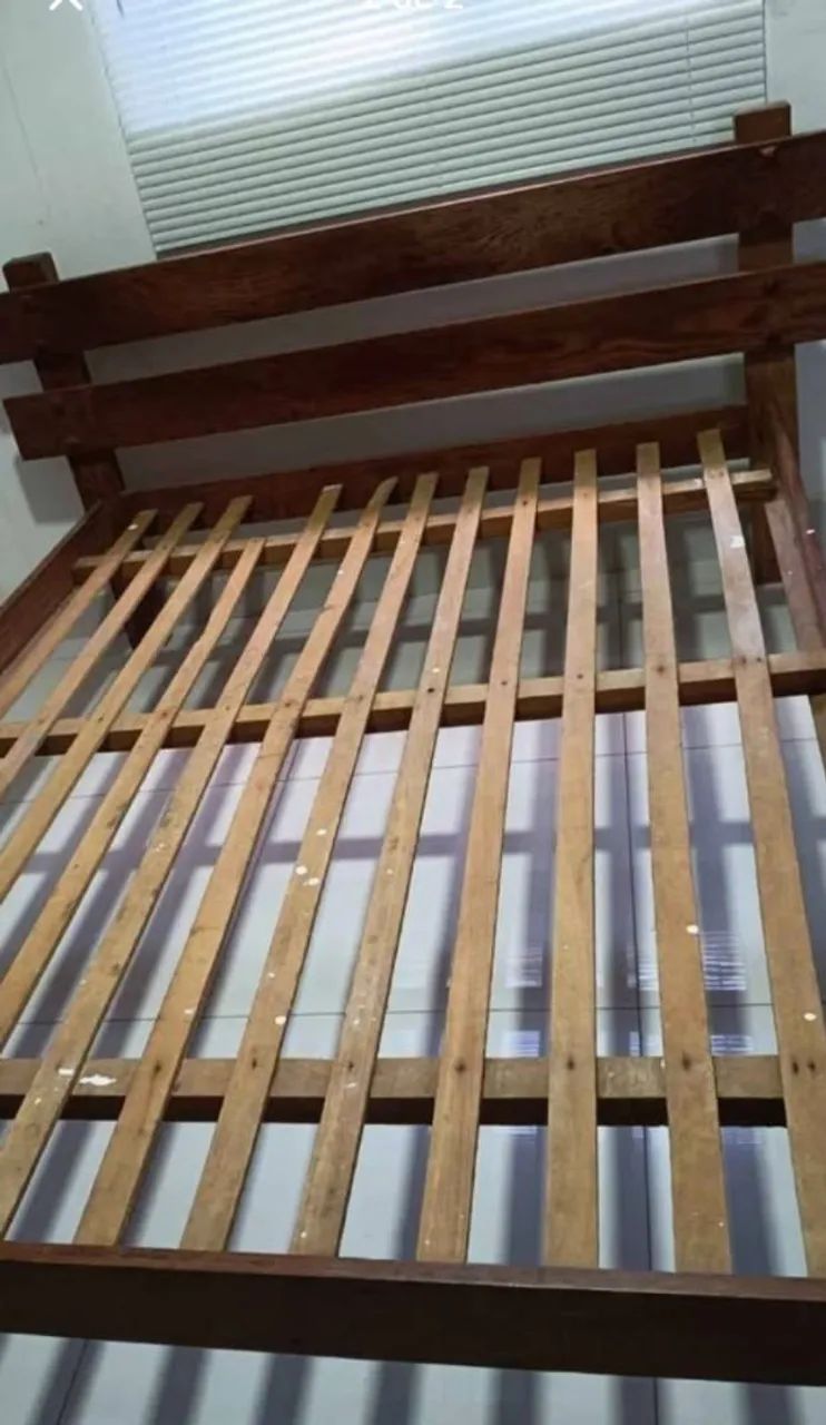 Cama em madeira  de lei