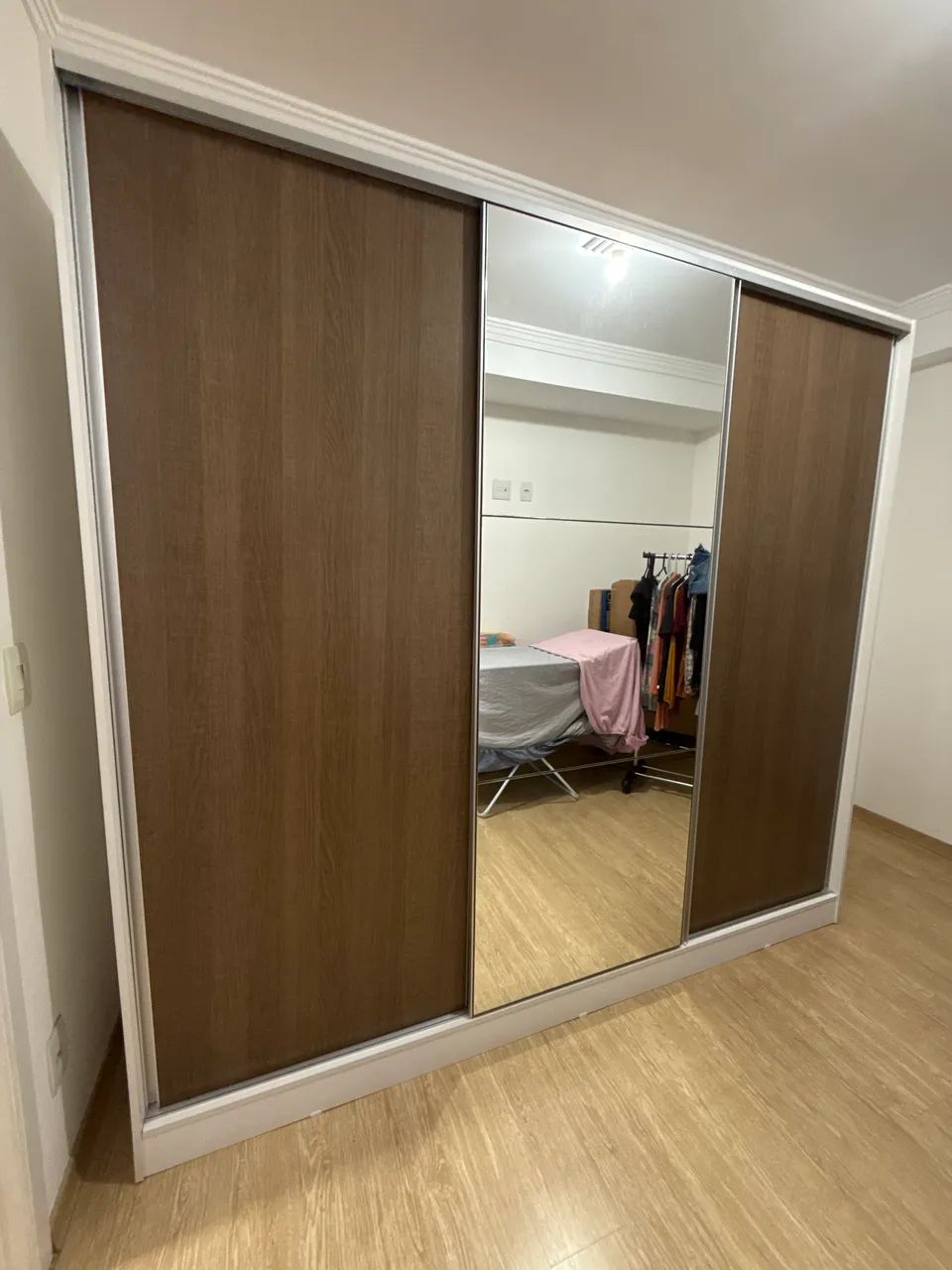 Guarda roupa com espelho