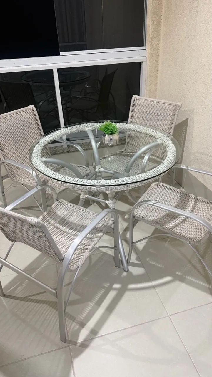 Vendo mesa 4 cadeira em alumínio 