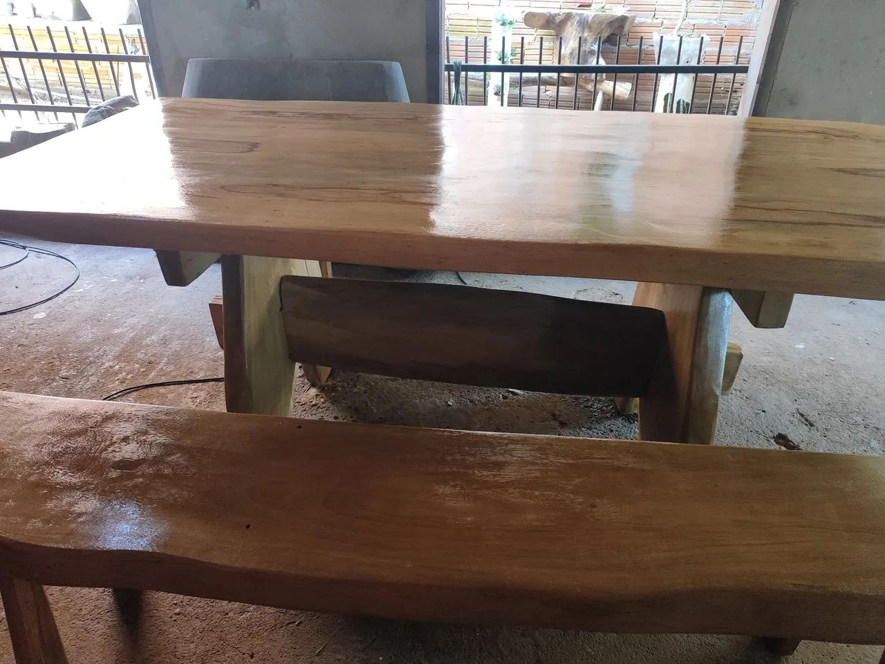 Mesa rústica com 2 bancos  - Foto 3