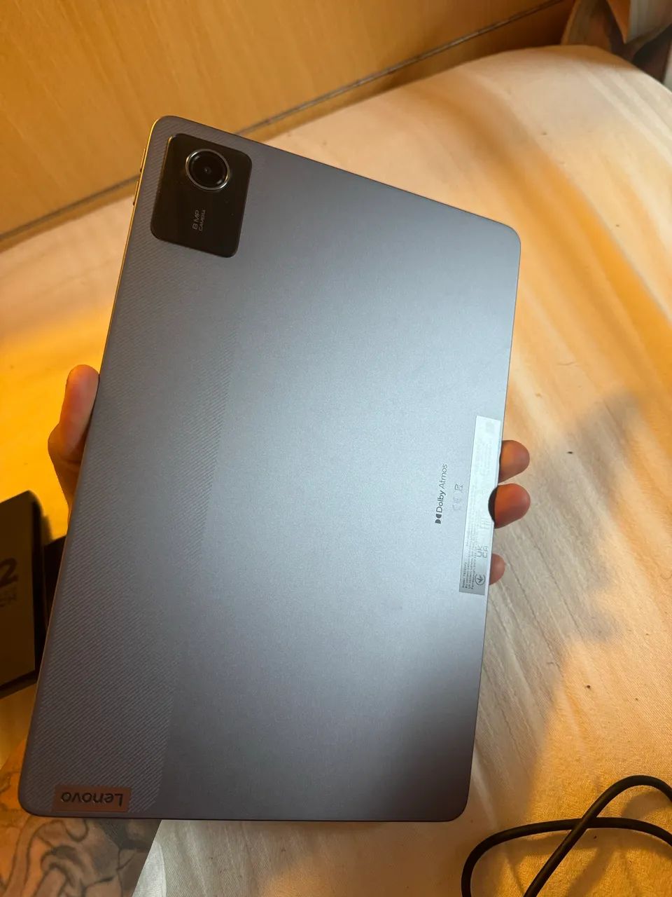 Tablet Lenovo M11 com caneta, caixa e cabos.