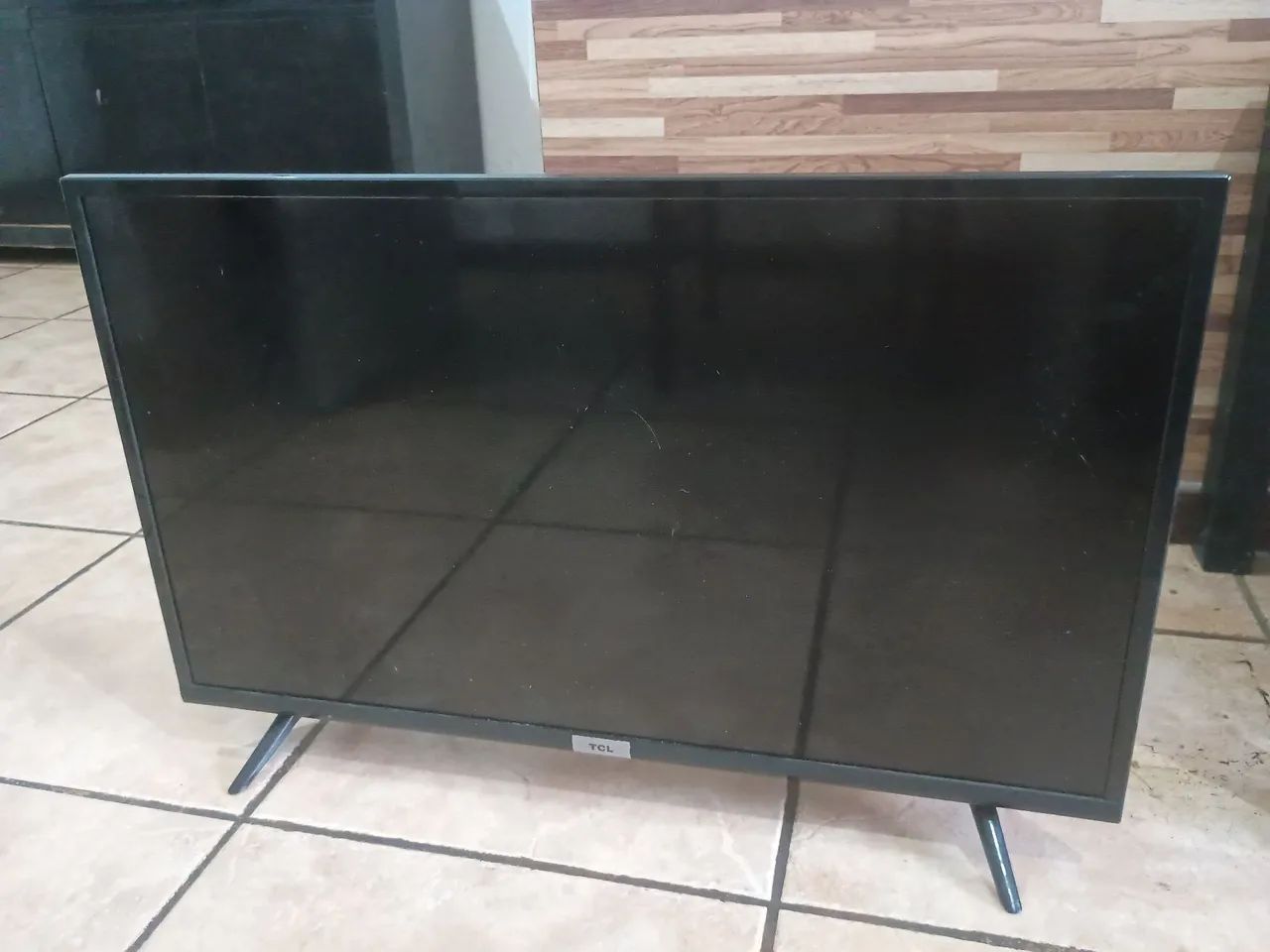 Smartv Android TCL 32", com pequeno defeito 