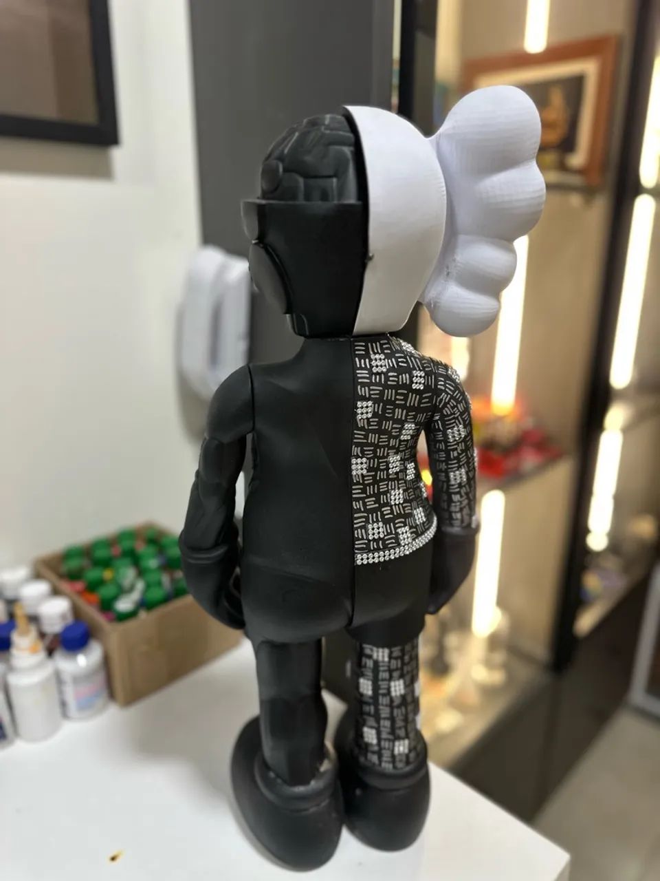 Boneco KAWS Preto e Branco - Colecionável e Decoração - Foto 4