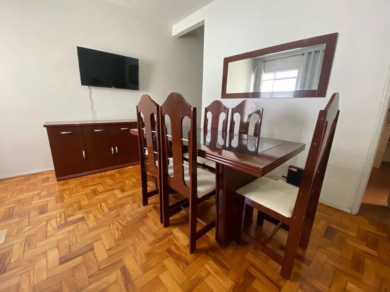 Mesa jantar com 6 cadeira, Buffer e Espelho grande