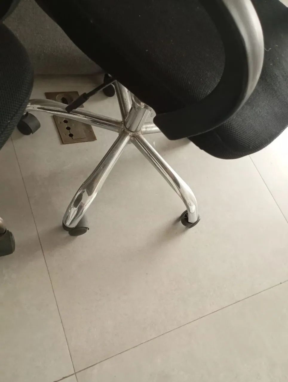 Duas cadeiras de escritório com encosto quebrado.