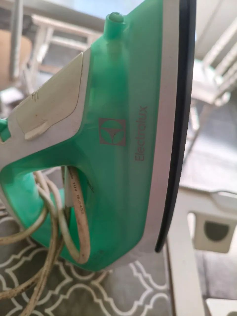 Conjunto ferro de passar roupa com tábua de passar Electrolux funcionando em ótimo estado  - Foto 3