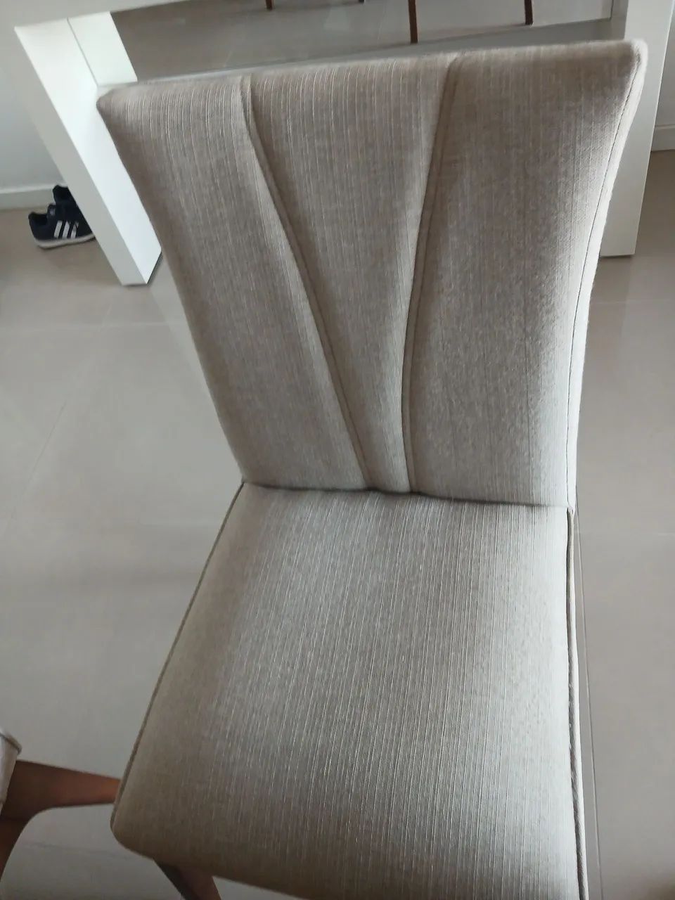 Vende 6 cadeiras e duas banquetas