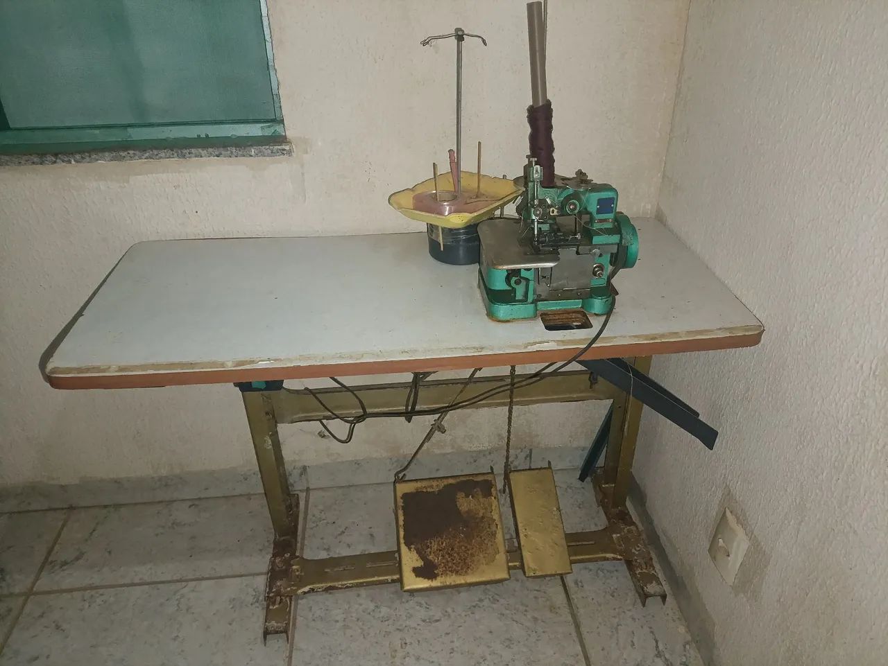 Máquina Overloque Industrial Funcionando + Mesa e Acessórios - Foto 4