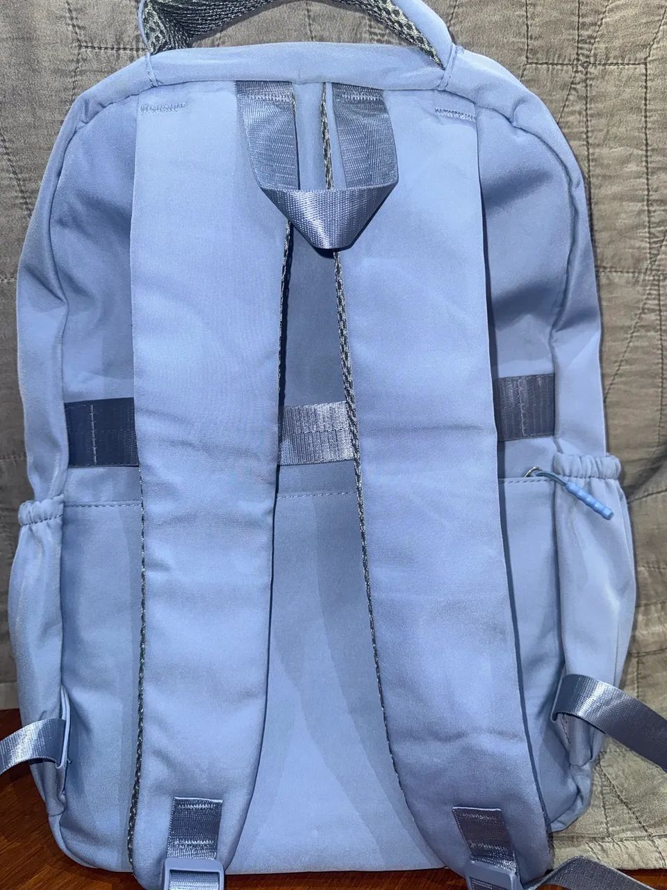 mochila azul com múltiplas divisórias