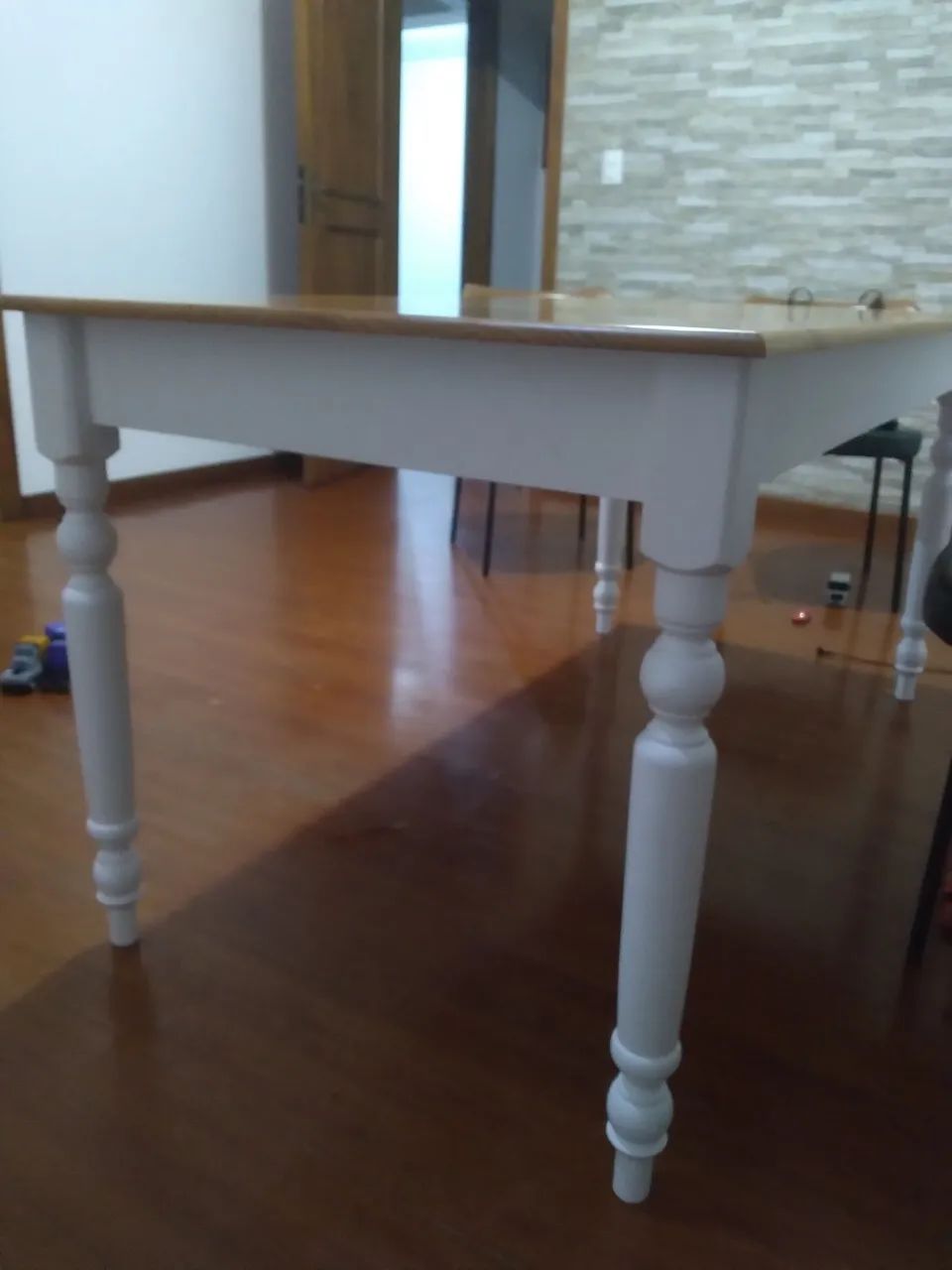 Mesa em madeira laqueada apenas 3 meses de uso - Foto 2
