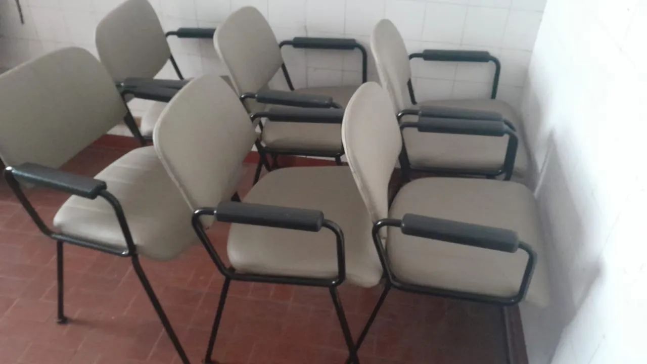 CADEIRA COM BRAÇOS HOLT