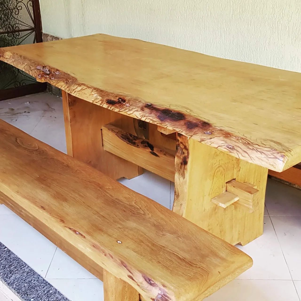 Mesa de madeira maciça com bancos - Foto 3