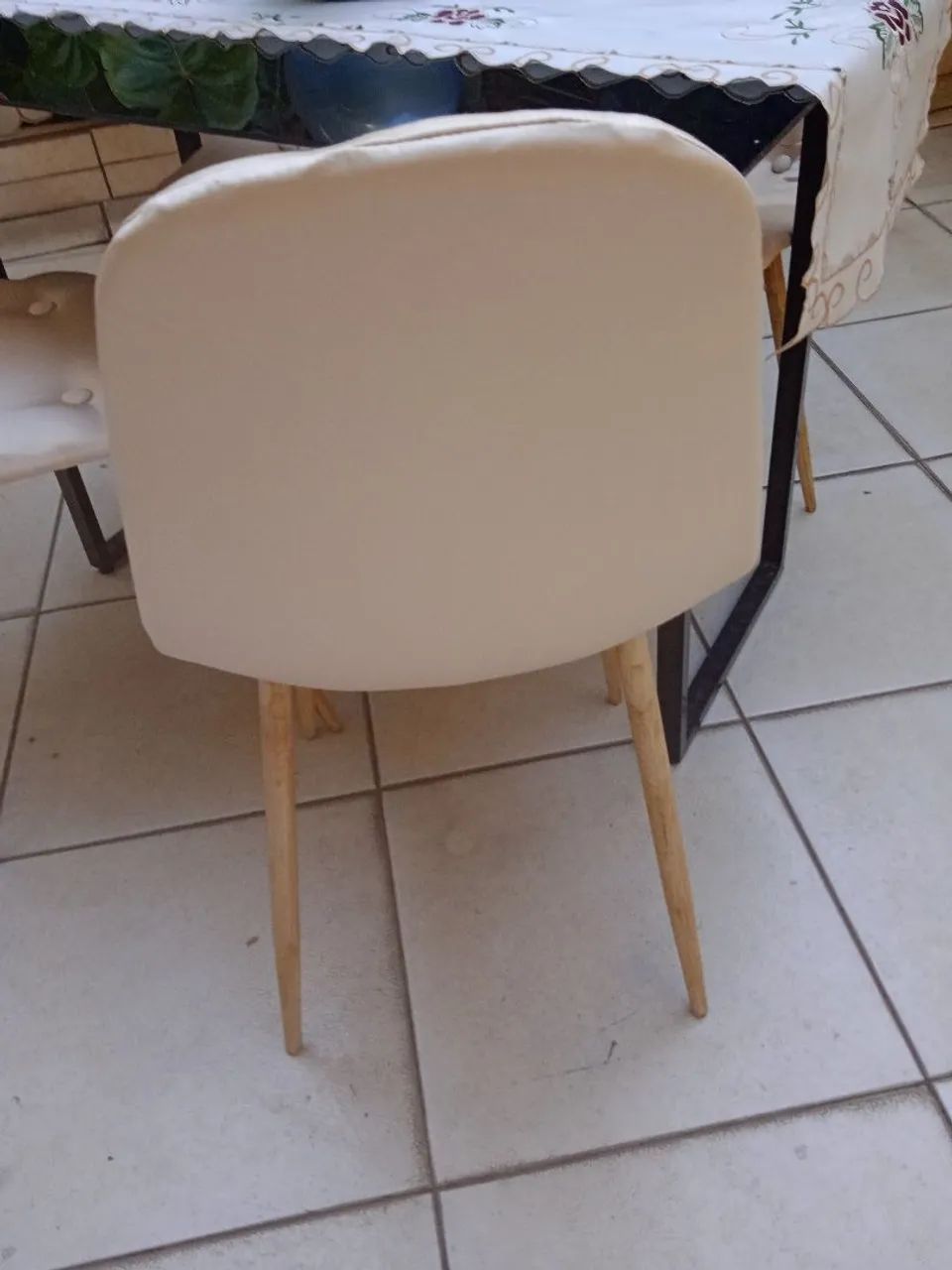 Conjunto de mesa com 4 cadeiras, lindas ? - Foto 5