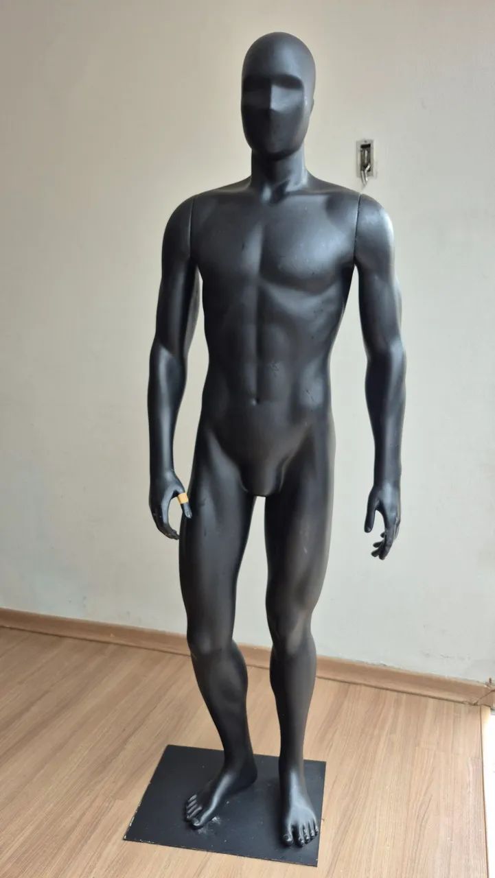 Manequim masculino para loja de roupas