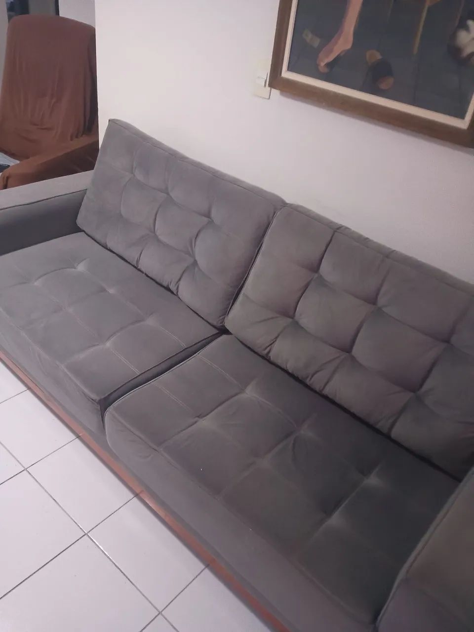 Sofá 3 Lugares Cinza Suede com Base de Madeira - Ótimo Estado - Foto 2