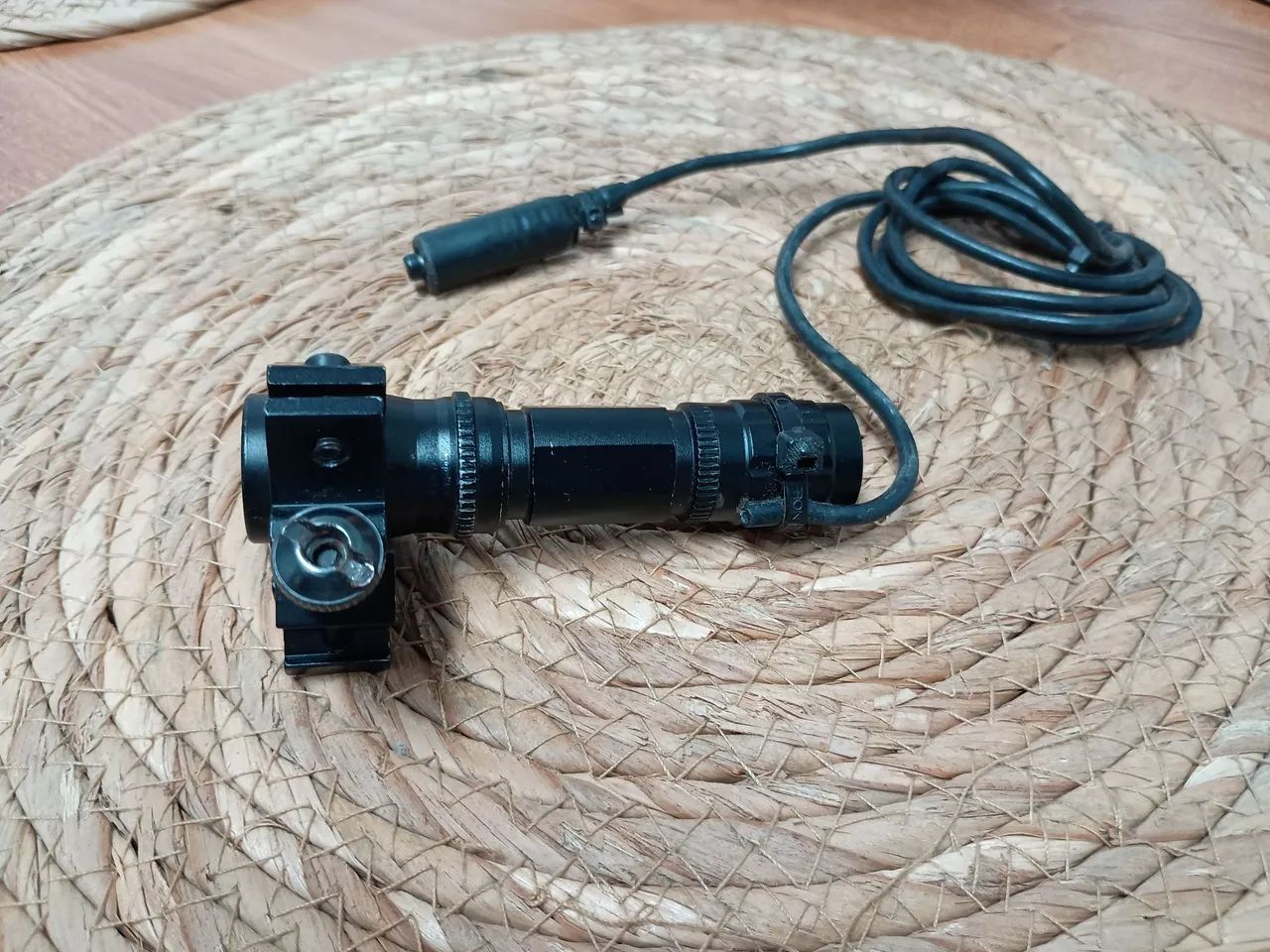 Lanterna LED compacta com suporte de fixação 22mm e botão remoto de acionamento rápido  - Foto 3