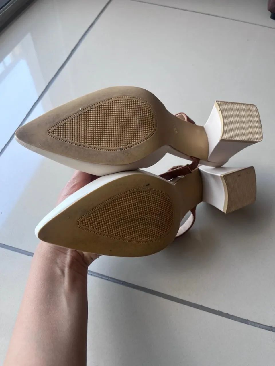 Mule feminino bege e marrom - Foto 4