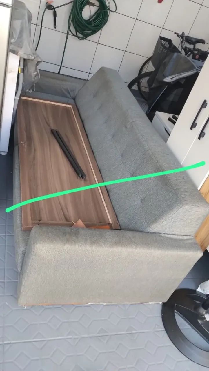 Sofá com pé de madeira