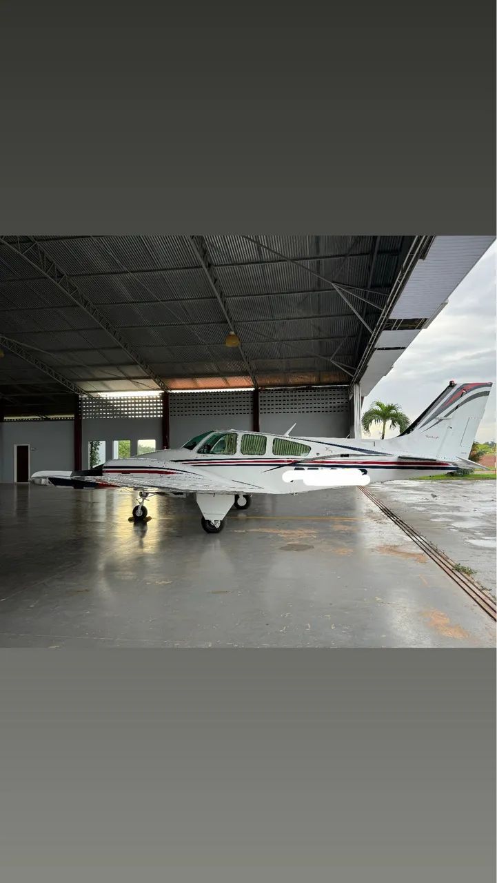 Avião baron B 55