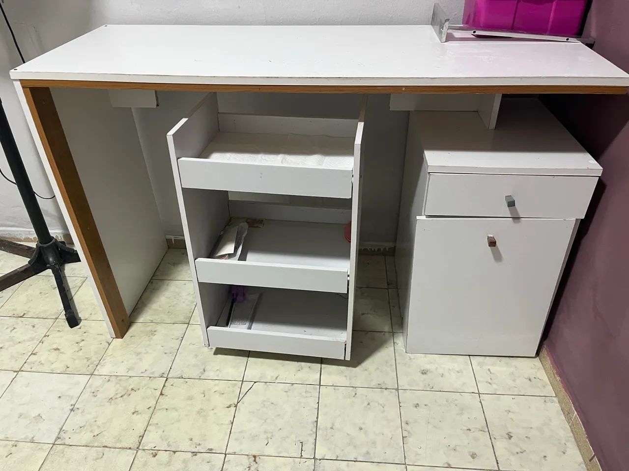 Mesa de manicure e carrinho auxiliar 