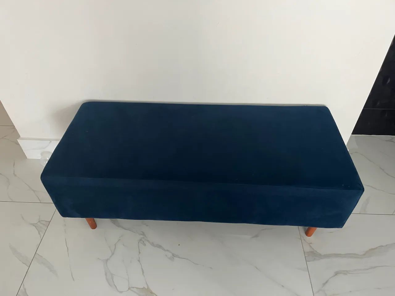 Puff Banqueta Retangular 1,20 m Azul-Marinho com Pés de Madeira - Foto 2