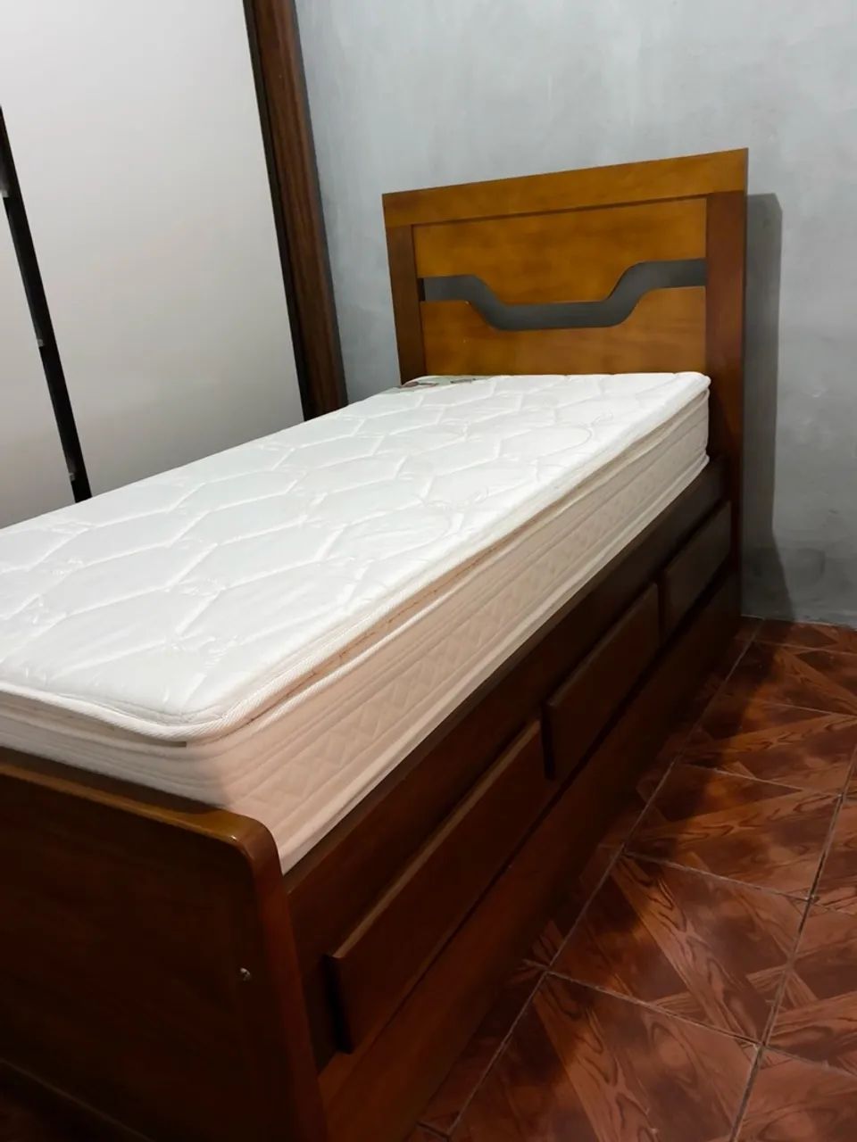 CAMA SOLTEIRO - BEM CONSERVADA! sem colchão 