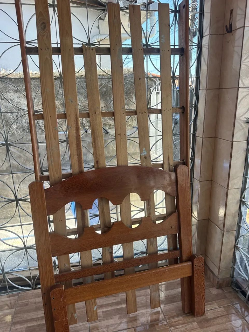 Vendo cama de solteiro, de madeira legítima  - Foto 2