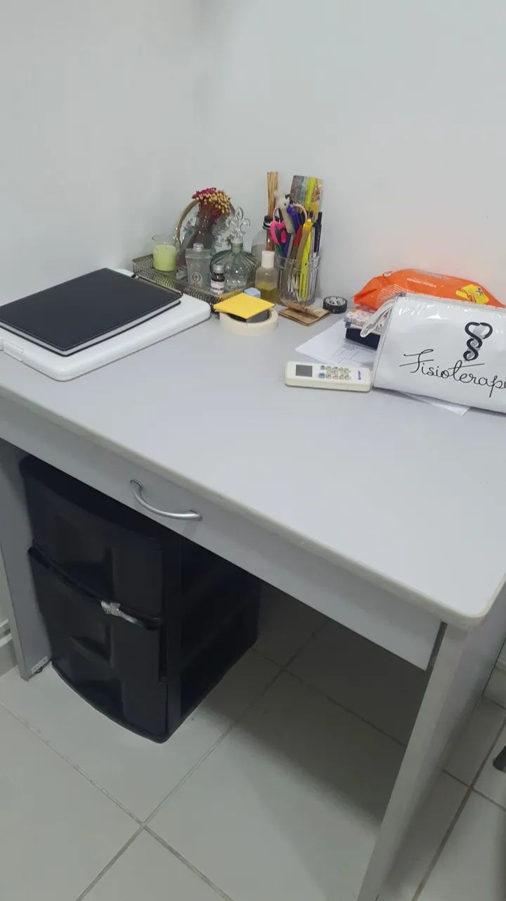Armário tipo escritório com um espaçosa gaveta. Cor cinza. Valor: 250,00 