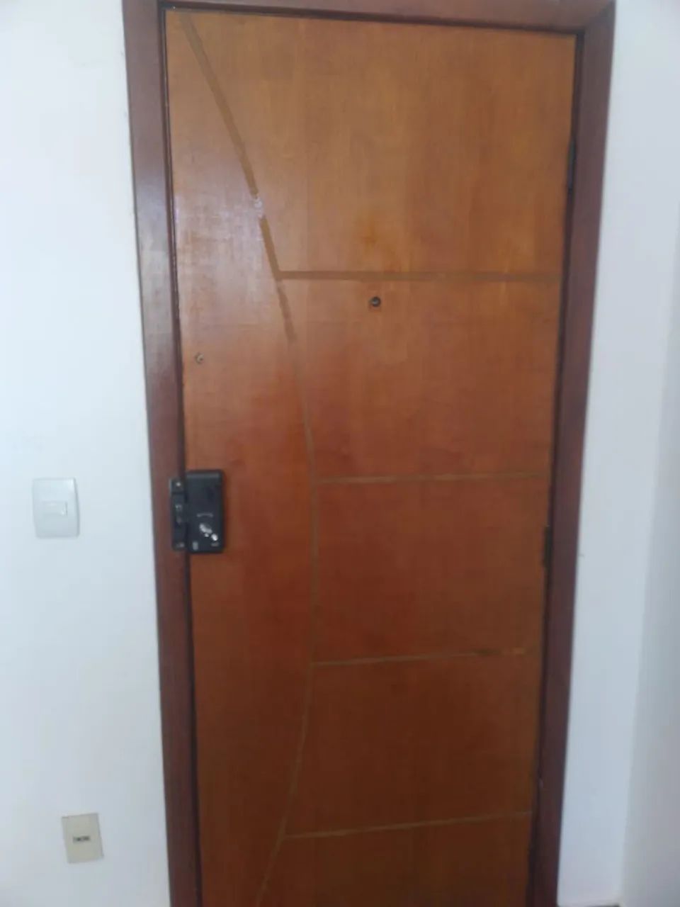 Marceneiro assenta portas prancheta e maçiça 
