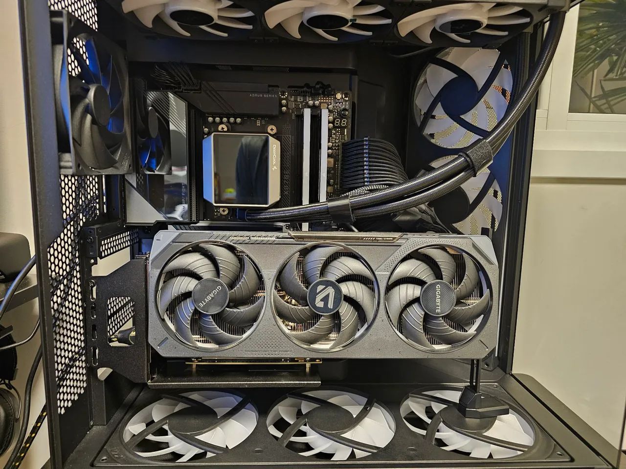 RTX 5070 Gigabyte Gaming OC 12Gb - Foto 3