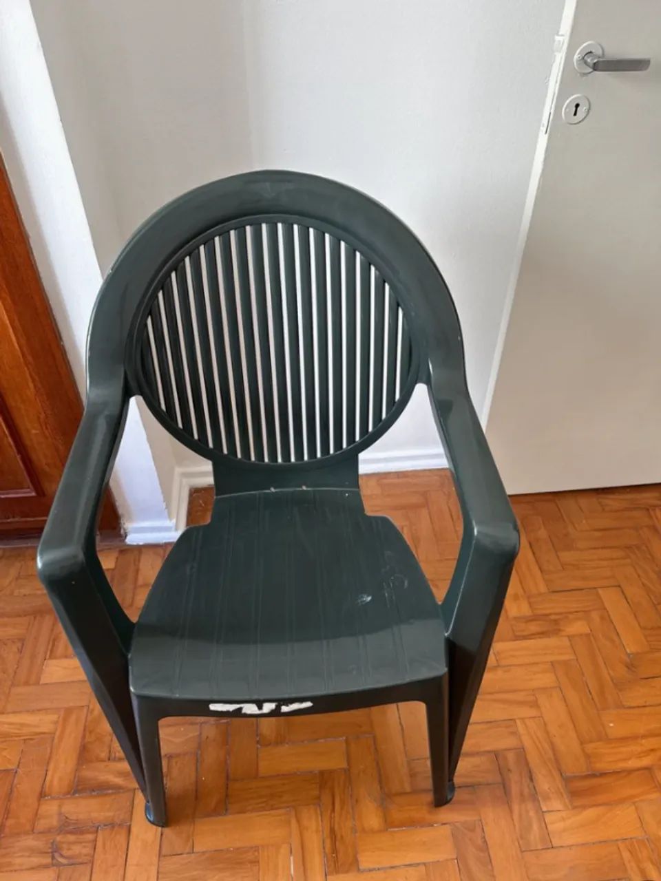 poltrona de plástico verde-escuro leroy merlin otimo estado - Foto 4