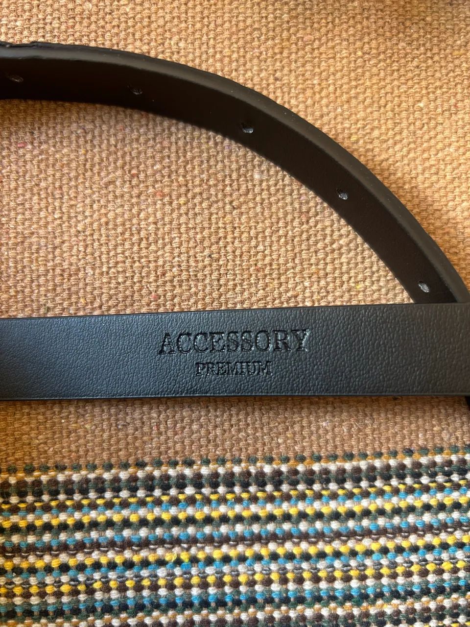 Cinto feminino preto com fivela dourada  - Foto 3
