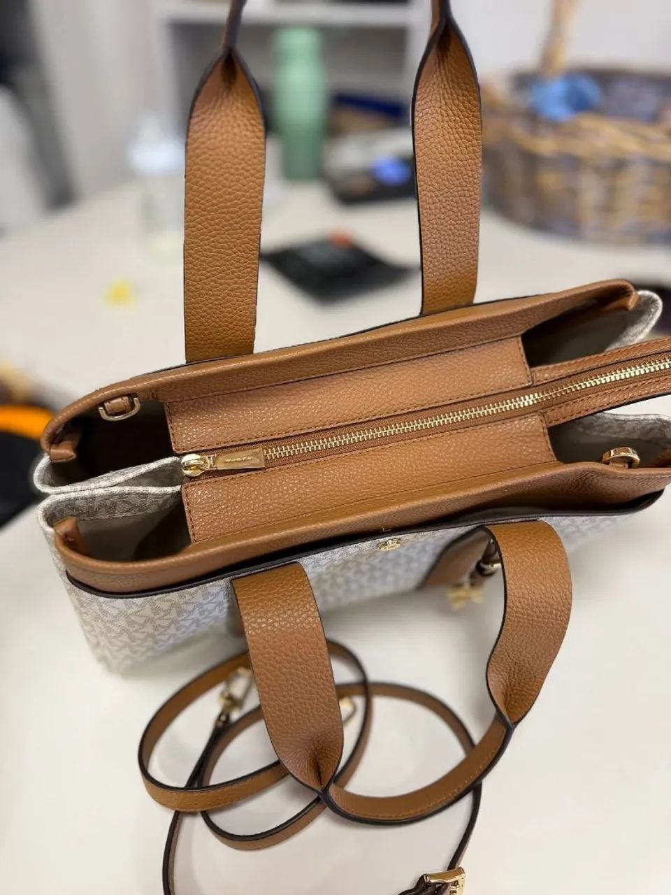 Michael Kors<br>Bolsa Romee Signature pequena com logo - Foto 3