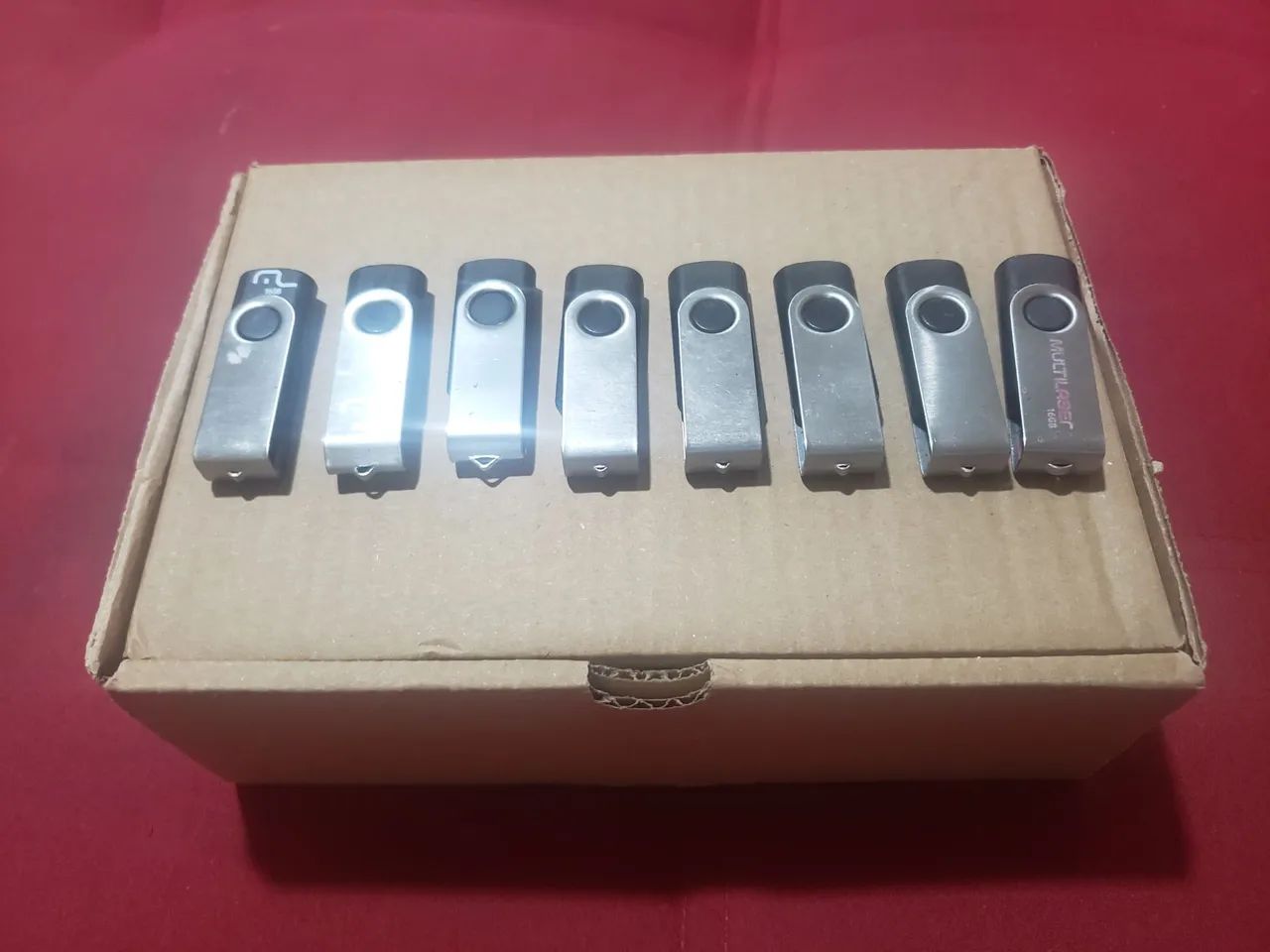 Lote Pen drive 8 un 16g cada