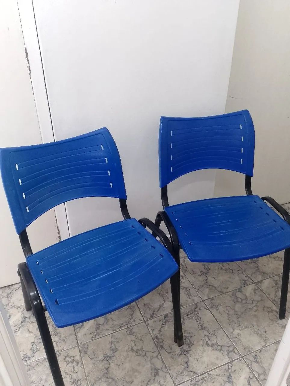 Cadeira Plástica Azul com Estrutura de Ferro - Foto 4