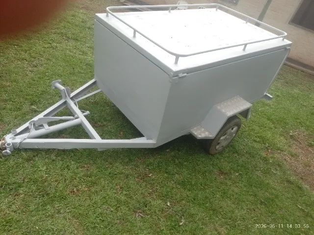 Carretinha Baú fechada, suspensão e pneus novos.