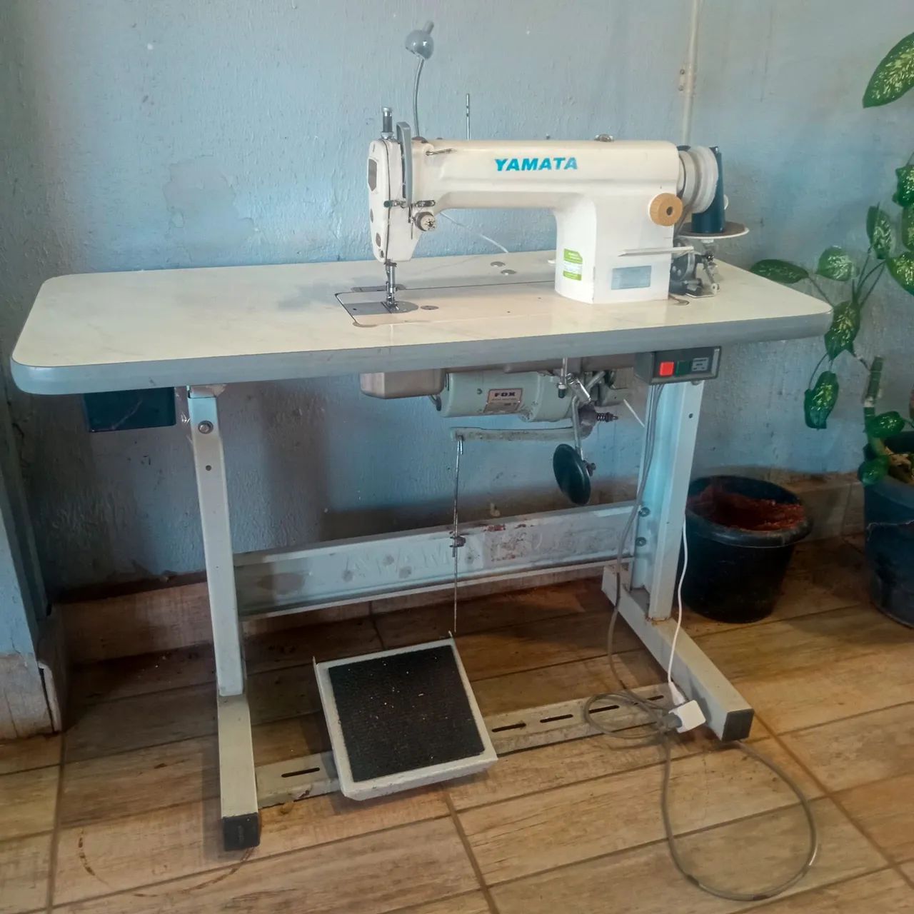 máquina de costura reta Yamata 