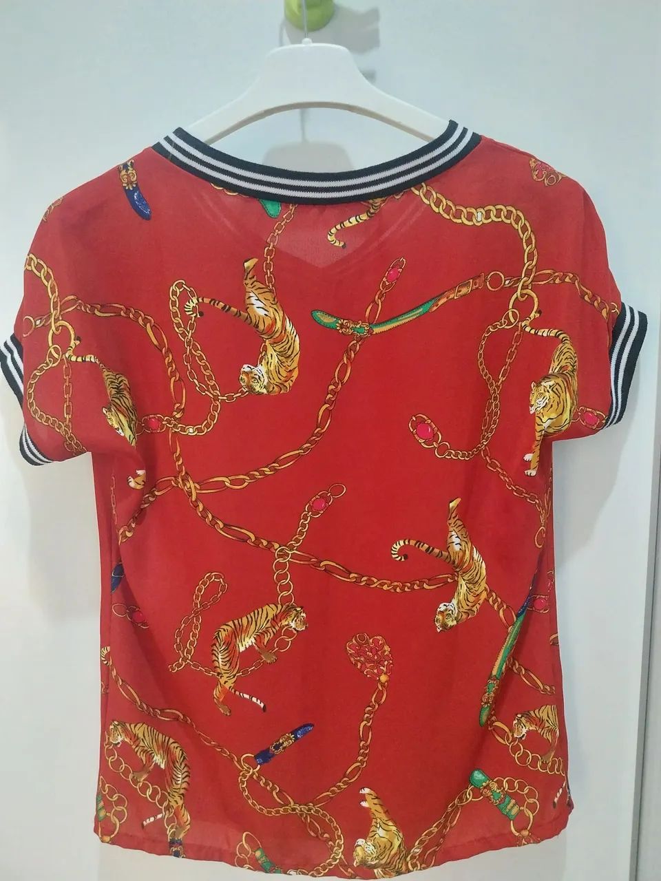 Blusa Casual P com Correntes Douradas - Foto 3