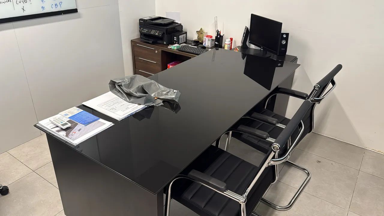 Mesa com gaveteiro e armário