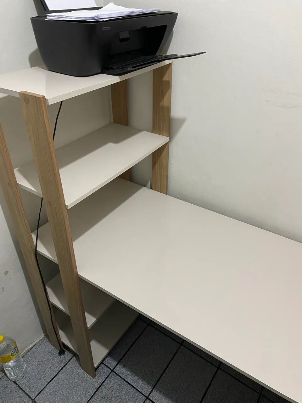 Escrivaninha com estante - Foto 2