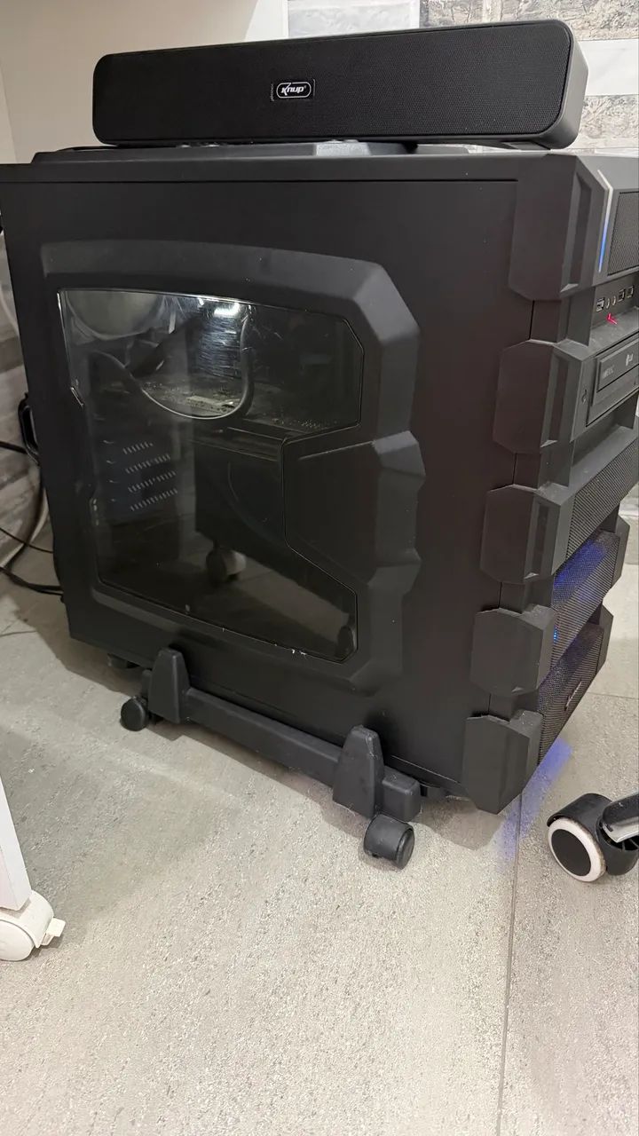Computador com mesa e cadeira  - Foto 2