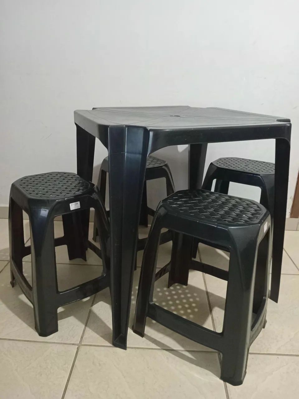 Mesa E Quatro Banquetas Plástica  - Foto 3