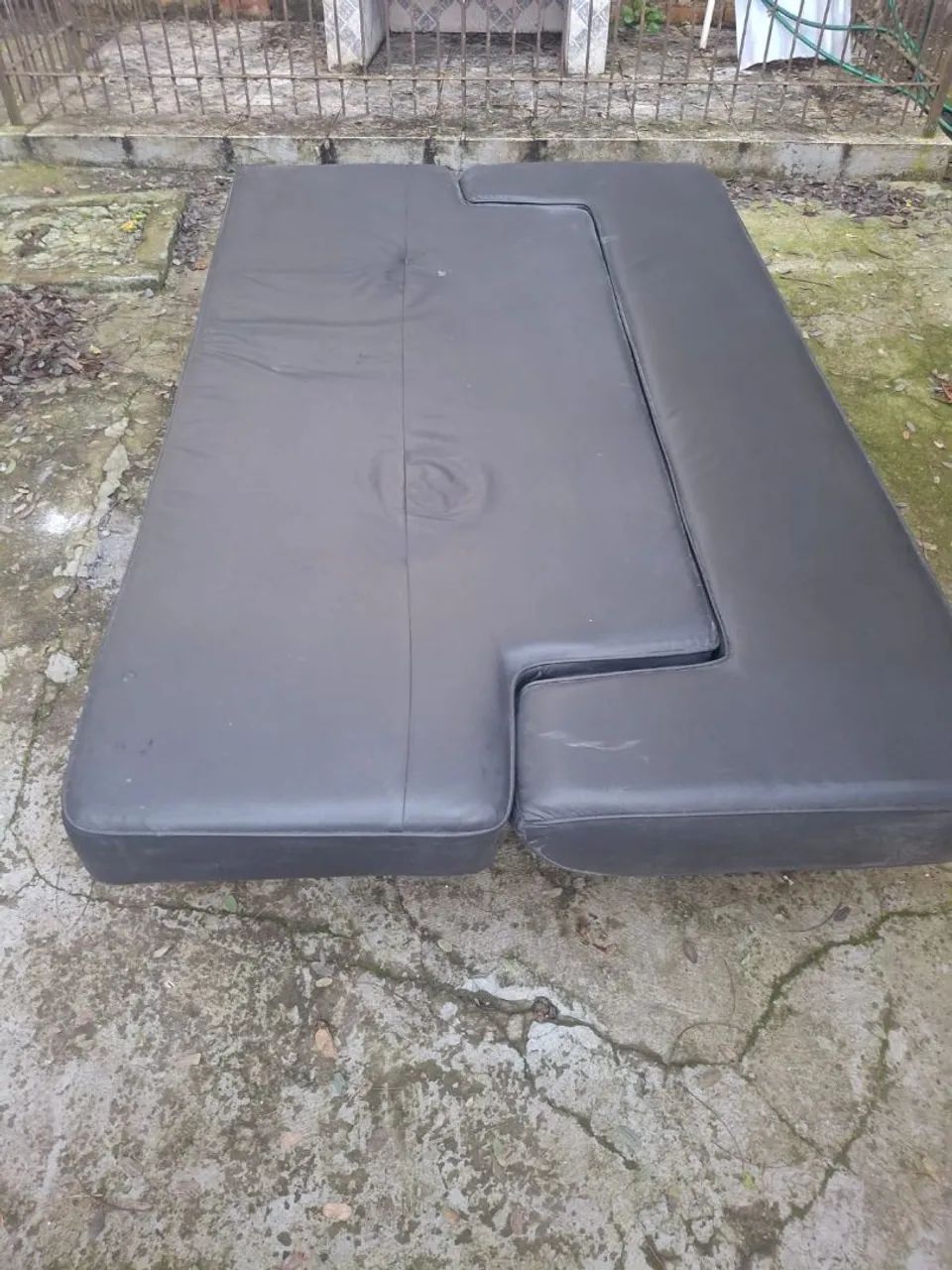 Vendo sofá cama de couro em bom estado.