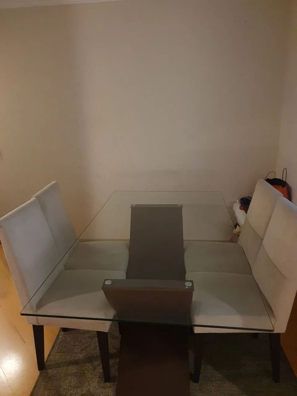 Mesa de vidro com 4 cadeiras