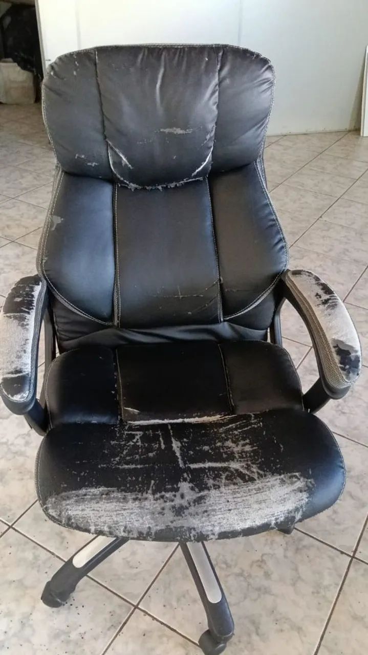 Vendo cadeira giratória preta super confortável 